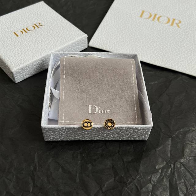 Dior earrings, brand new, identical to the original, made of brass, sweet and el