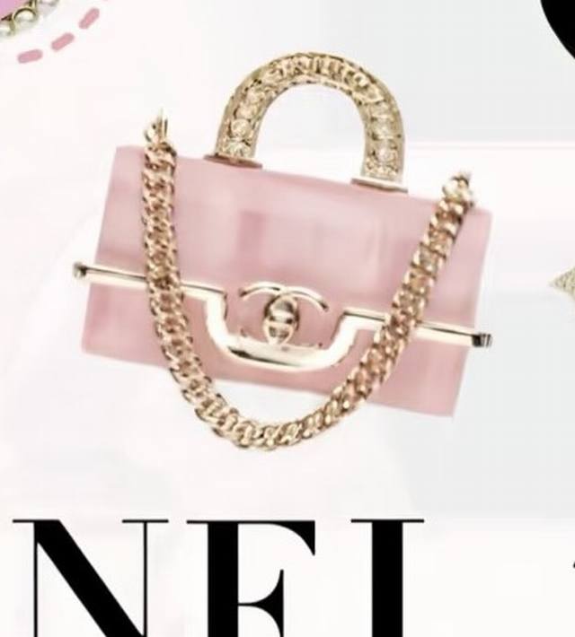Chanel 25B pink bag brooch Ddd. Featuring a metal chain and the double C logo, i