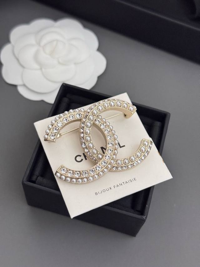 Ch*Nel Latest style half-diamond half-bead Cc brooch, consistent with batch Z, b