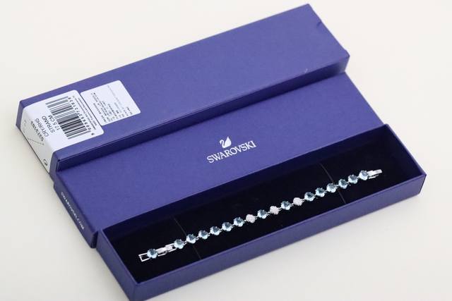 Swarovski Blue Crystal Clasp Bracelet (Ddd) Featuring genuine Swarovski blue cry