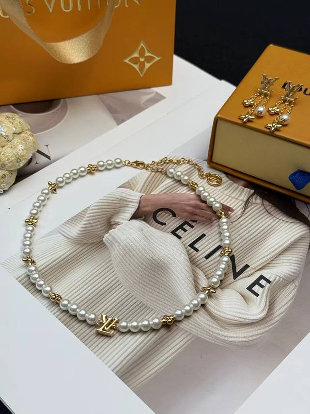 LV Monogram Pearl Necklace (Ddd) This LV Monogram pearl necklace features metal