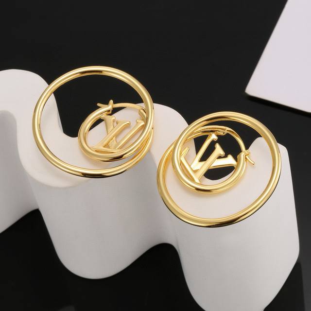 Hot and stylish new Louis Vuitton earrings, sweeping the fashion world. Runway a