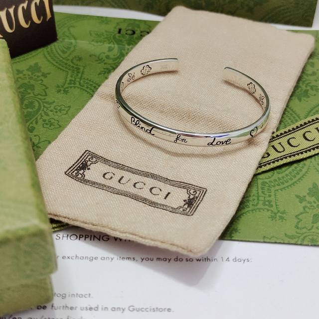 Gucci This Bilind For Love collection bracelet features the iconic Gucci motif,