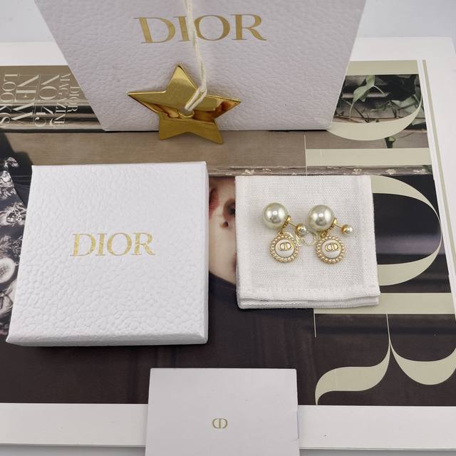 Our D-brand double pearl earrings (Z 5100) are absolutely gorgeous! The design i