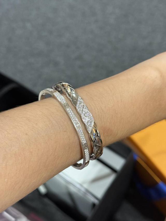 We produce wide diamond-studded bangle with a diamond pattern. For bulk orders,