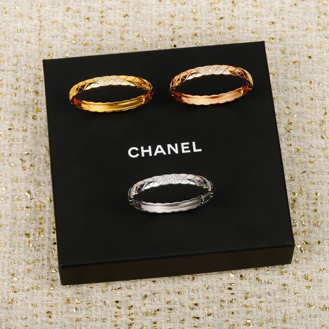 We produce wide diamond-studded bangle with a diamond pattern. For bulk orders,