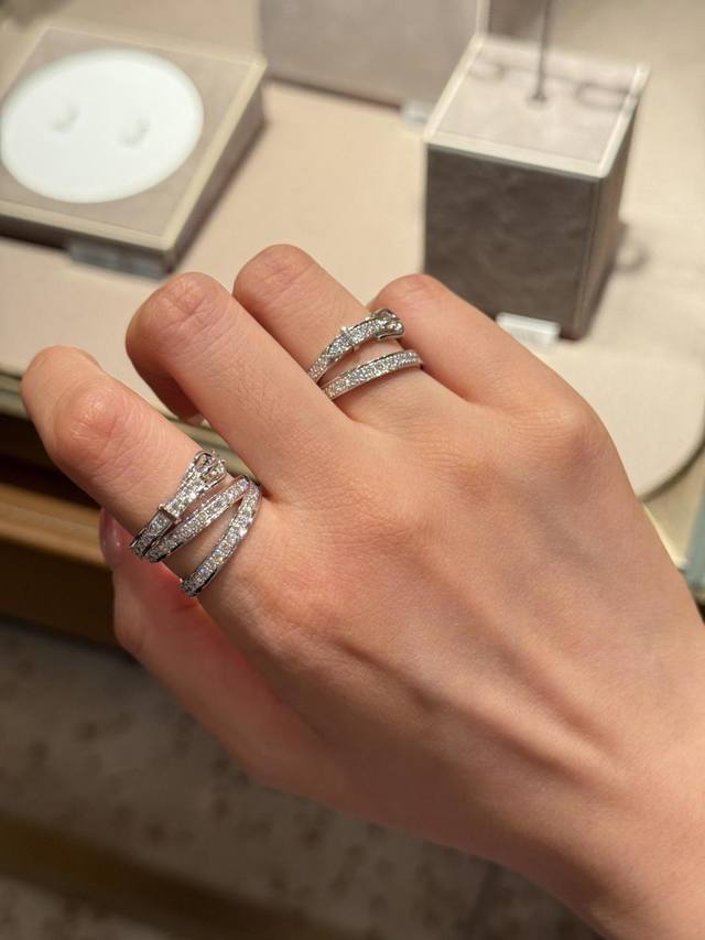 We produce the Etriviere double-band ring, available for custom order in 18K gen