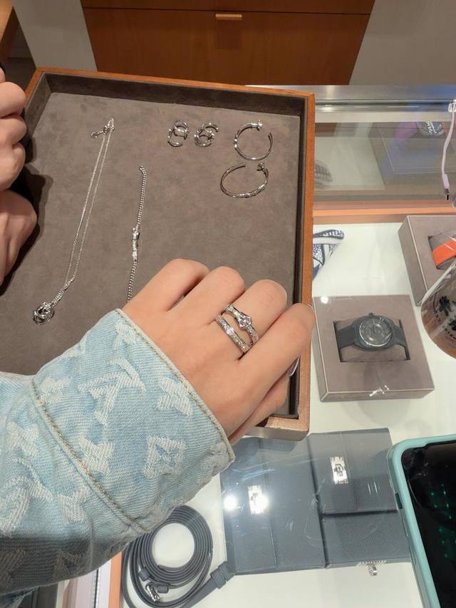 We produce the Etriviere double-band ring, available for custom order in 18K gen