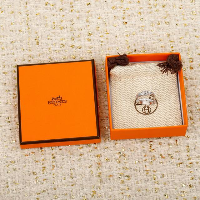 We produce the Etriviere double-band ring, available for custom order in 18K gen