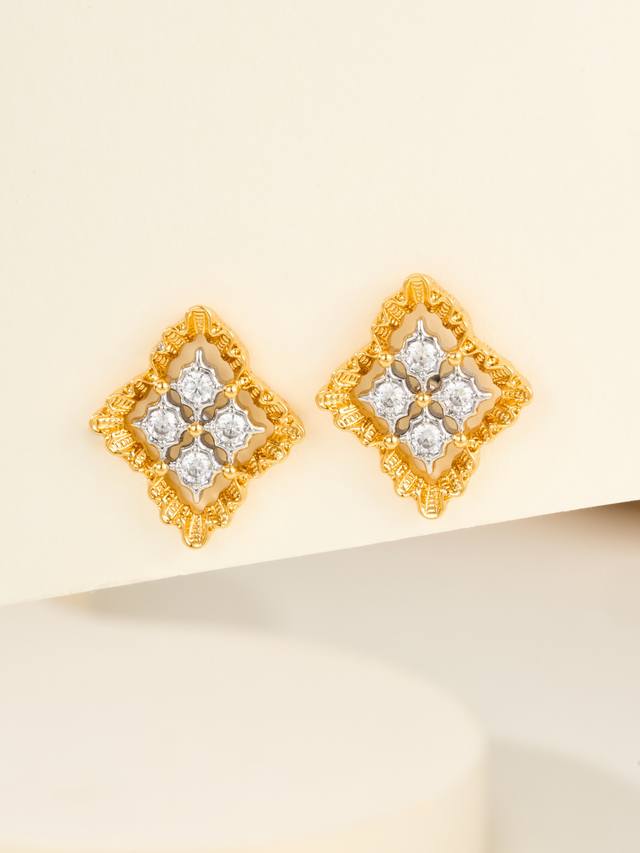 Era Tulle Heart earrings cleverly combine the classic four-petal flower motif wi