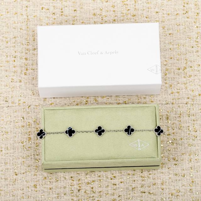 Our five-flower bracelet, batch Z, is a genuine gold and diamond jewelry item. C