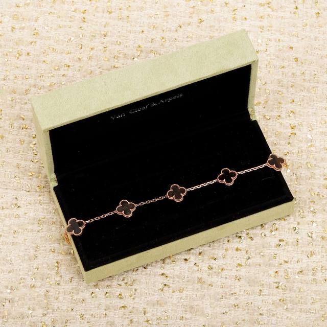 Our five-flower bracelet, batch Z, is a genuine gold and diamond jewelry item. C