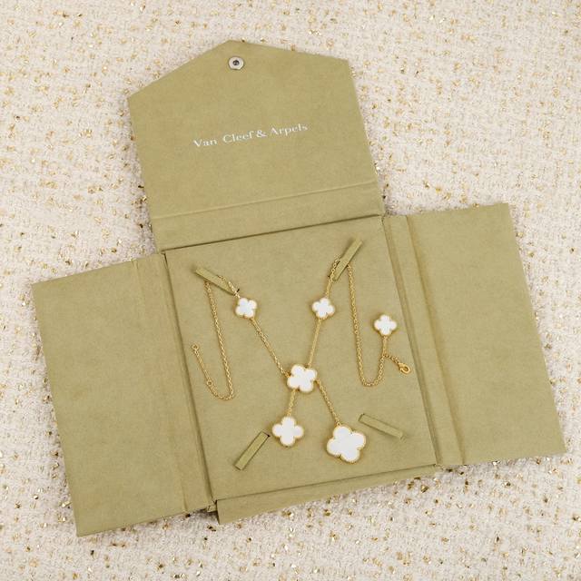 We produce irregular six-flower necklaces Zp94900+. Be sure to choose the only s