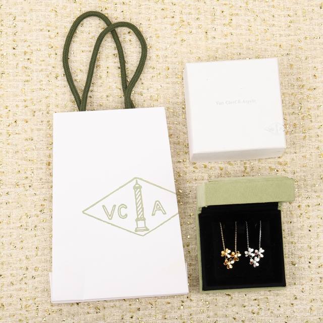 We produce clover and three-flower necklaces, available for custom order in 18K