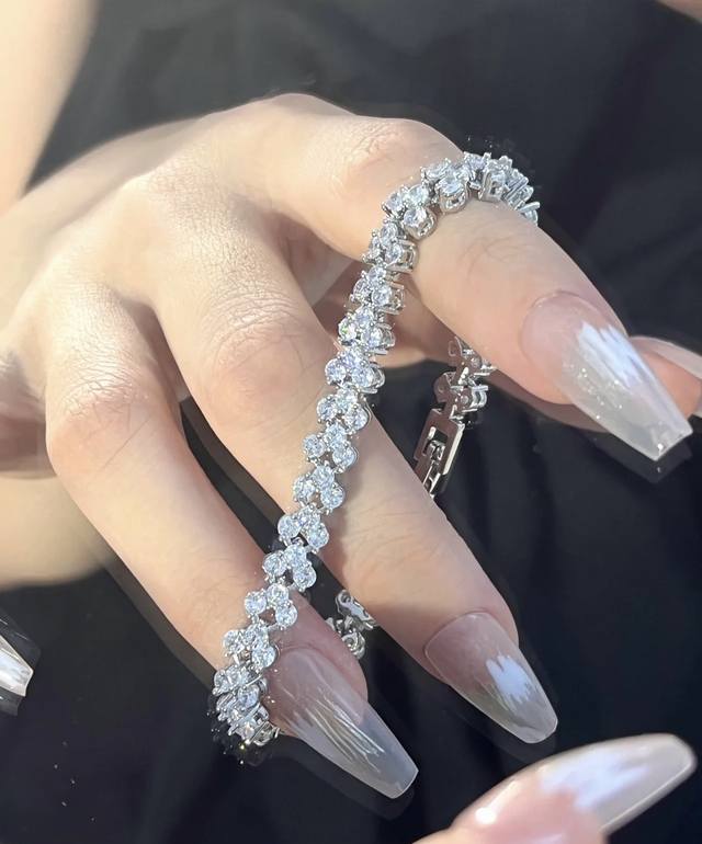Swarovski crystal-encrusted bracelet (Ddd)