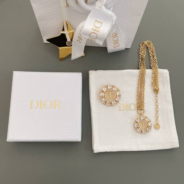 High-quality details as shown in the picture. D-shaped diamond ring necklace Z 5