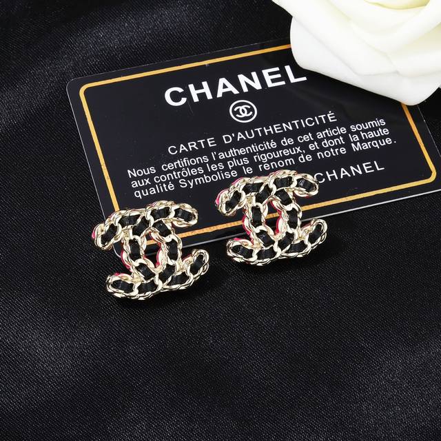 Chanel's new earrings are so beautiful! A must-have accessory for a sophisticate