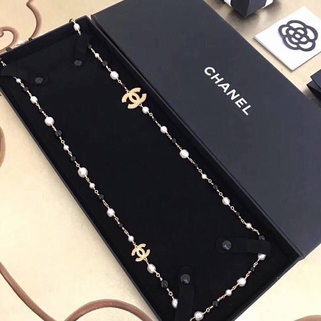 Chanel wheat ear black and white pearl sweater chain! A simple design featuring