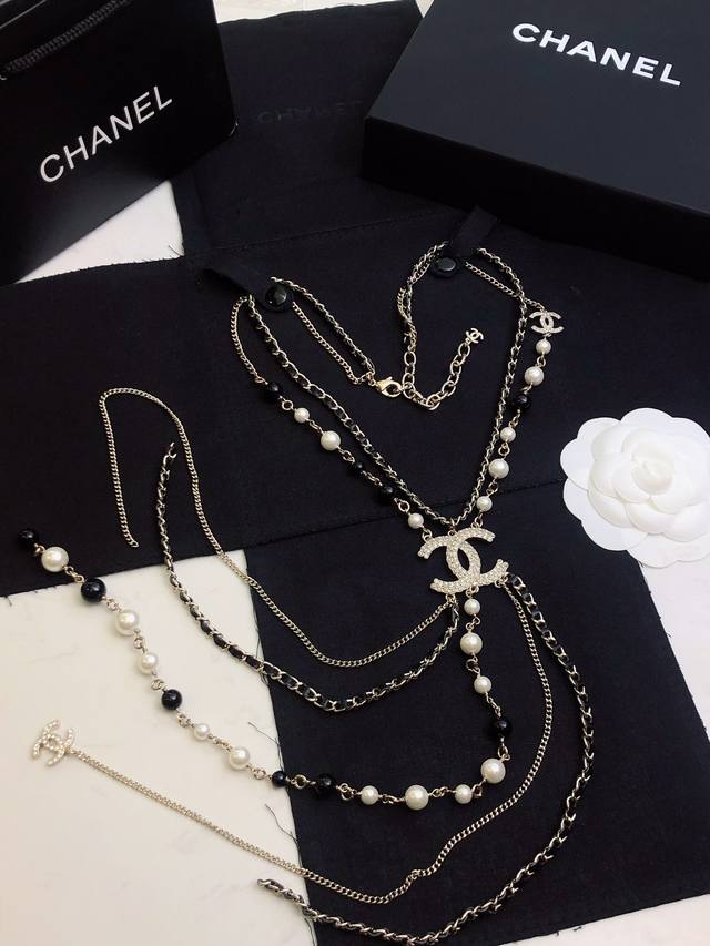 Chanel new black leather Chanel sweater chain - a must-have for goddesses! Super