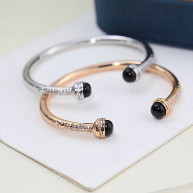 Piaget's latest gemstone rotating bracelet, a bracelet that can rotate, so inter