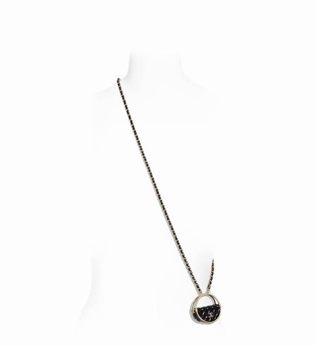 Chanel Hula Hoop Crossbody Bag The most fashionable bag this year. Absolutely ve