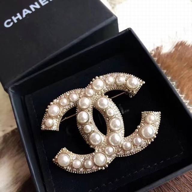 Selling like hotcakes! New Chanel brooches are now available at boutiques! The c