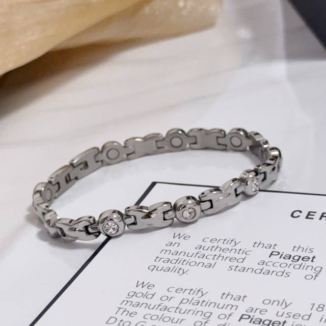 Piaget bracelet, a high-end custom version featuring diamond setting and V-gold