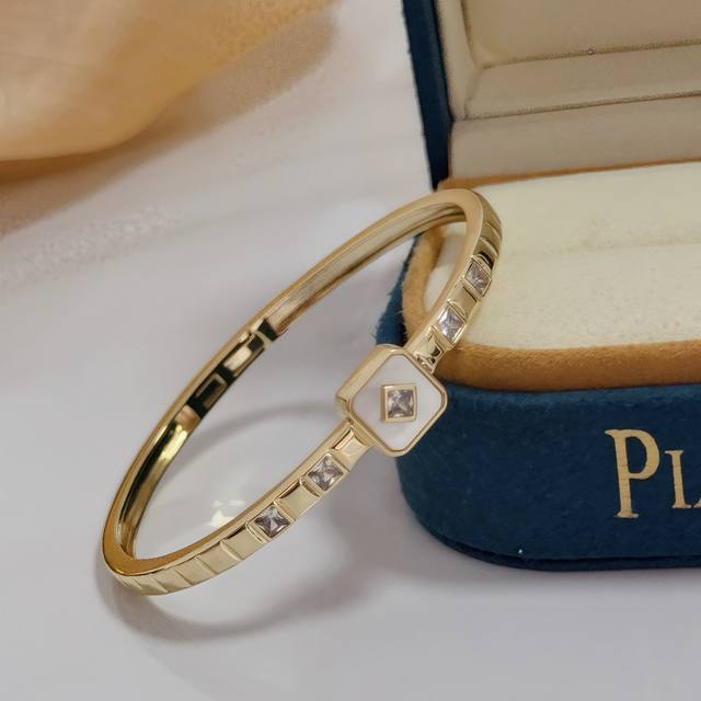 Piaget bracelet, a high-end custom version featuring diamond setting and V-gold