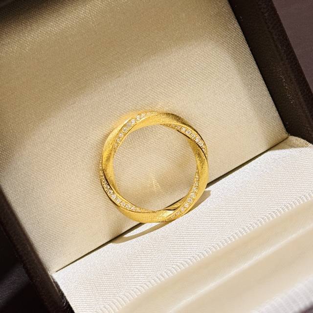 A5574 Independent designer spiral rotating half-diamond polished ribbon ring has