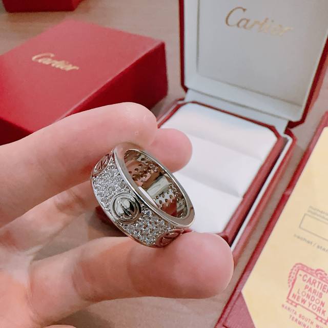 New Cartier diamond ring in V gold, perfect condition, impeccable details, and a
