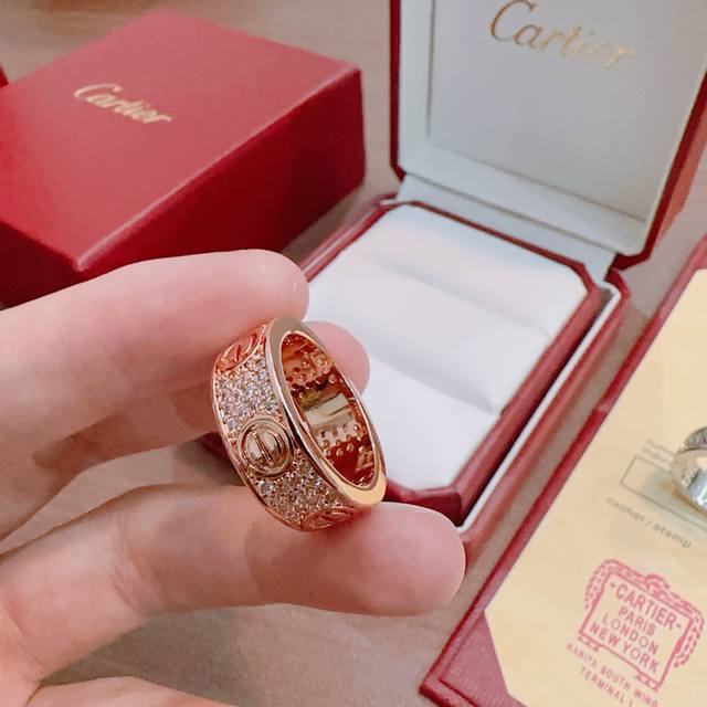 New Cartier diamond ring in V gold, perfect condition, impeccable details, and a