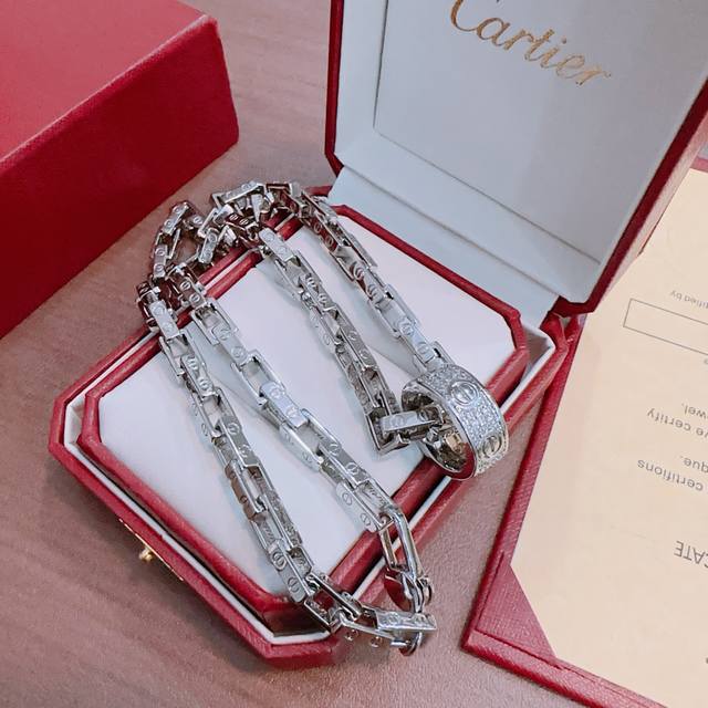 New Cartier necklace with diamonds, V gold series, perfect condition, unparallel