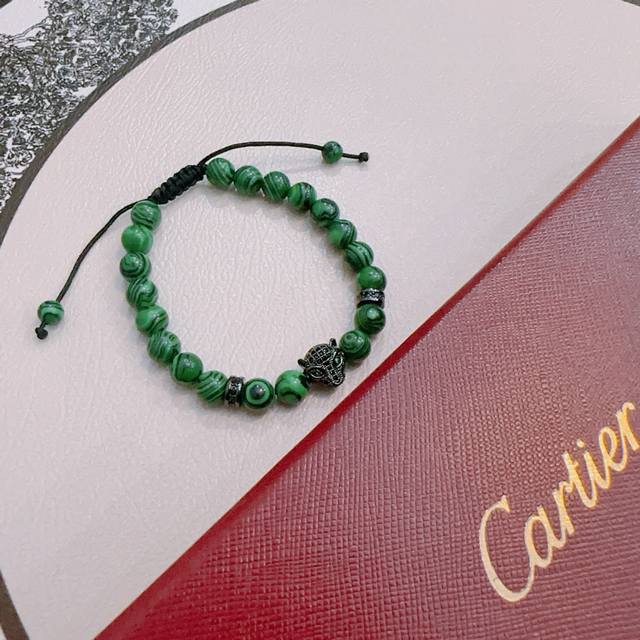 This new Cartier panther agate bracelet in V gold is in perfect condition, with