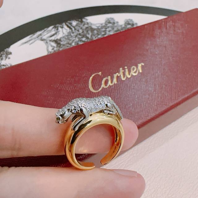Cartier V gold ring, in perfect condition with impeccable details. The unique co
