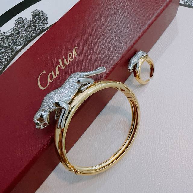 Cartier bracelet/bangle in V gold, perfect condition, impeccable details, the un
