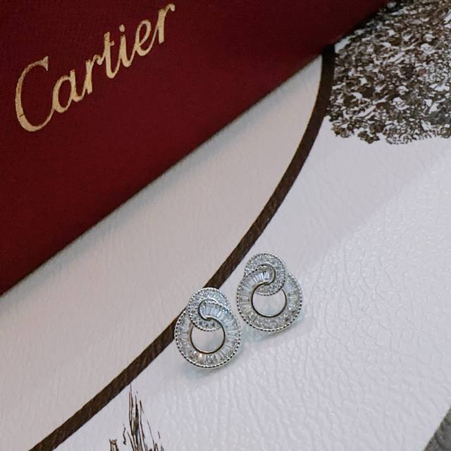 Cartier V gold earrings, in perfect condition with impeccable details. The uniqu