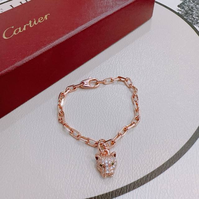 This new Cartier bracelet in V gold is in perfect condition, with impeccable det