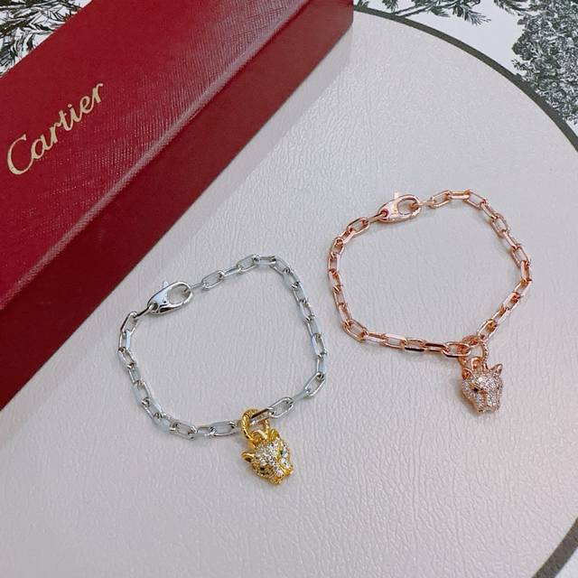 This new Cartier bracelet in V gold is in perfect condition, with impeccable det