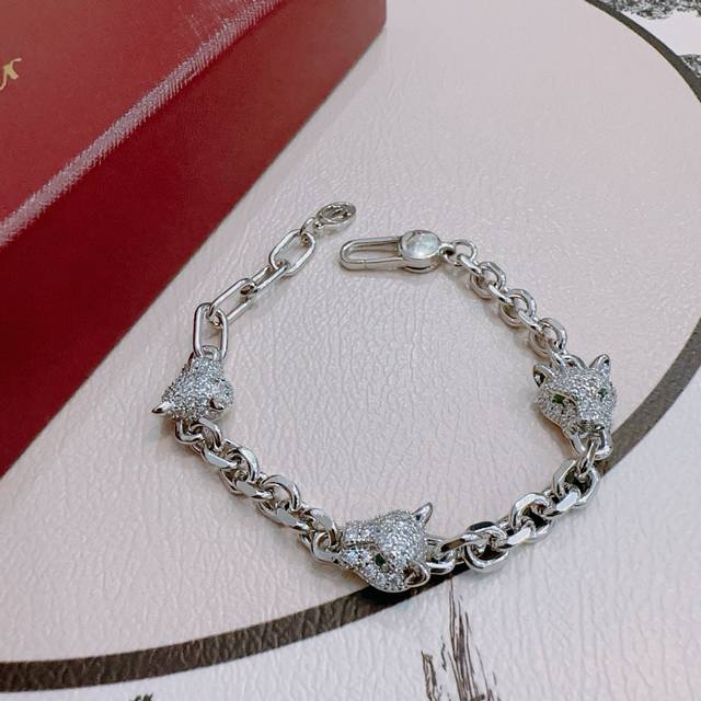 This new Cartier bracelet in V gold is in perfect condition, with impeccable det