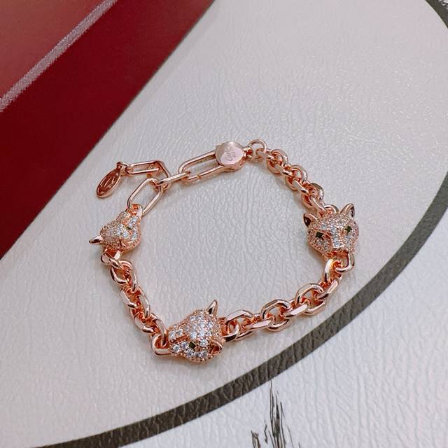 This new Cartier bracelet in V gold is in perfect condition, with impeccable det