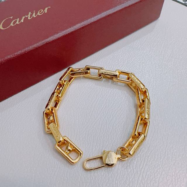 This new Cartier bracelet in V gold is in perfect condition, with impeccable det