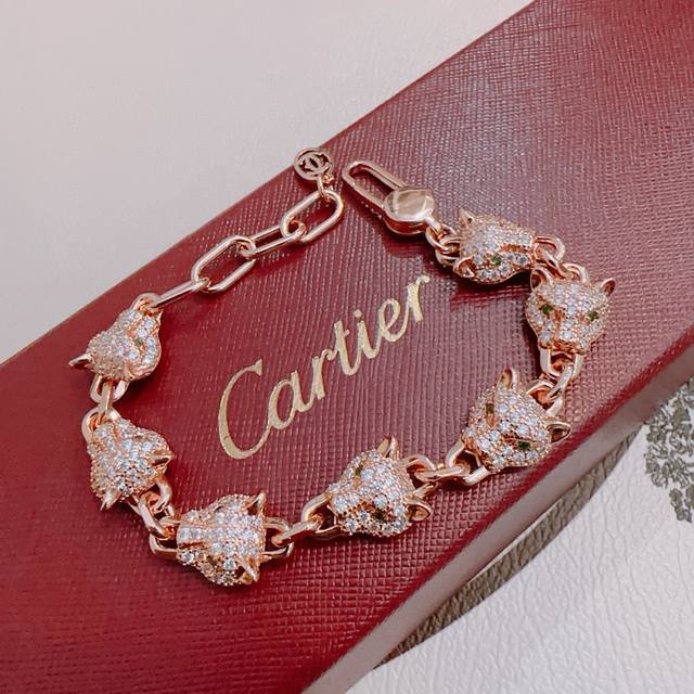 This new Cartier bracelet in V gold is in perfect condition, with impeccable det