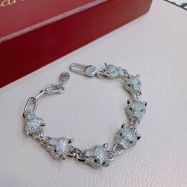 This new Cartier bracelet in V gold is in perfect condition, with impeccable det