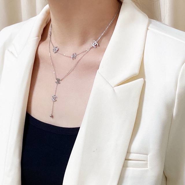 This latest Chanel double-layer necklace is incredibly unique. The stainless ste