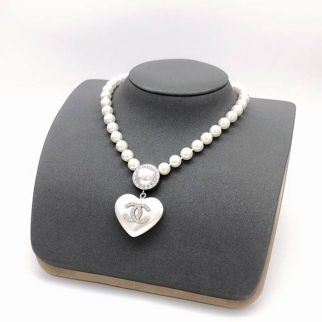 Item No. Xxl0102 New Autumn/Winter Heart Necklace. It looks heavy, but it's actu