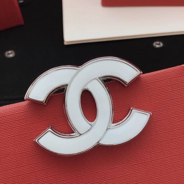 Item No. Xxz0219 Dio* Latest White Brooch, identical to Zp, made of brass. Ddd