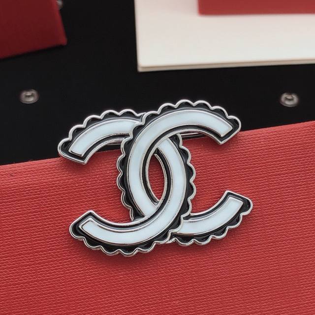 Item No. Xxz0214 Ch*Nel latest white drip brooch, identical to Zp, made of brass