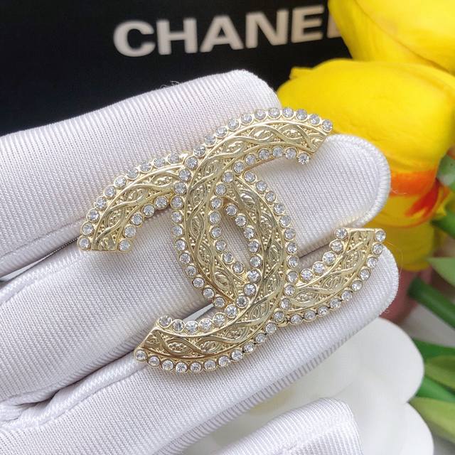 Edited by Xxz0204 Chanel twist brooches are right on trend this early spring. Wh