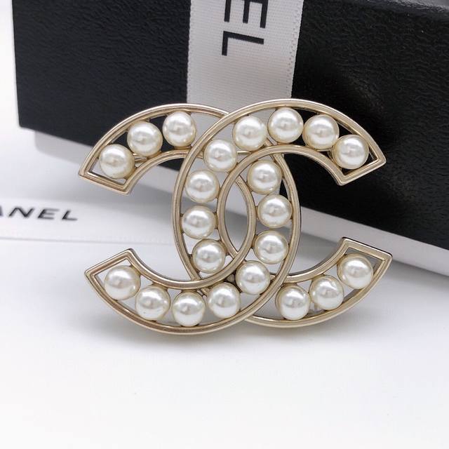 Item No. Xxz0111 Openwork all-pearl brooch from Chanel. Brooches with lots of pe