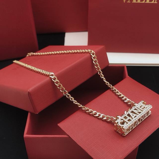 Item No. Xxl0116 Ch*Nel latest square letter necklace, same as Zp brass material